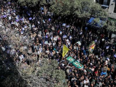 تشییع پیکر شهید مدافع حرم در راهپیمایی ضد ترامپ مردم شیراز